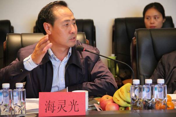 海南省內(nèi)蒙古商會(huì)會(huì)長(zhǎng)、內(nèi)蒙古農(nóng)牧業(yè)產(chǎn)業(yè)化龍頭企業(yè)協(xié)會(huì)海南辦事處主任海靈光介紹對(duì)接情況.JPG