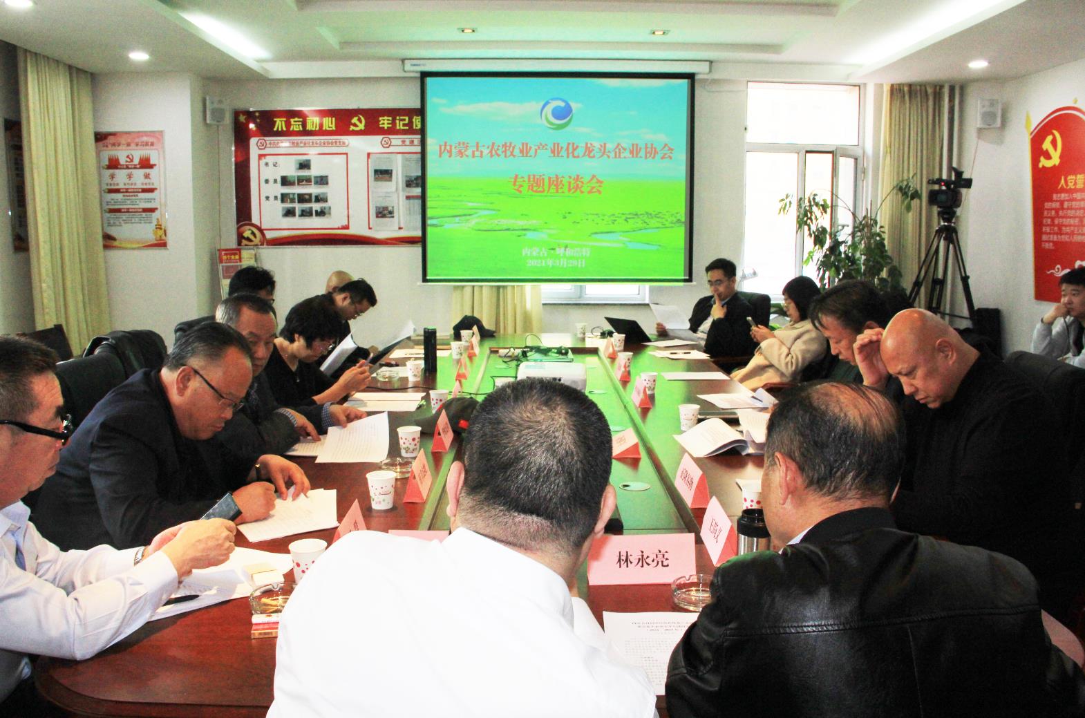建言獻(xiàn)策，充分發(fā)揮協(xié)會(huì)的組織協(xié)調(diào)能力